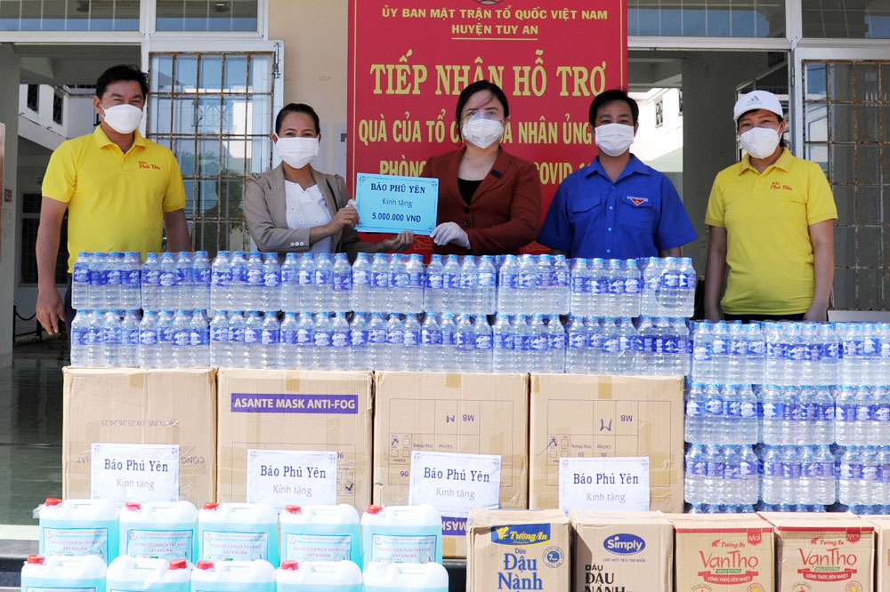 Trao tặng hơn 80 triệu đồng tiền và hàng hỗ trợ bà con huyện Tuy An